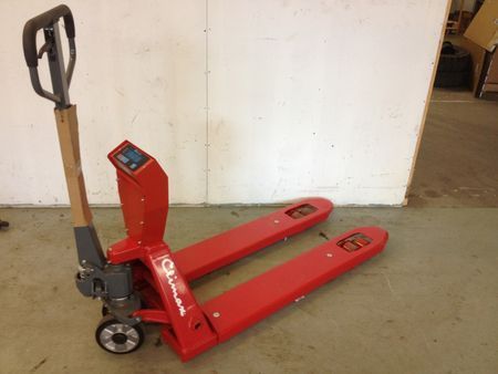 Climax punnitseva haarukkavaunu Uudet punnitsevat haarukkavaunu digitaalinäyttö. Näyttö toimii paristoilla. Nostokyky 2500 kg.