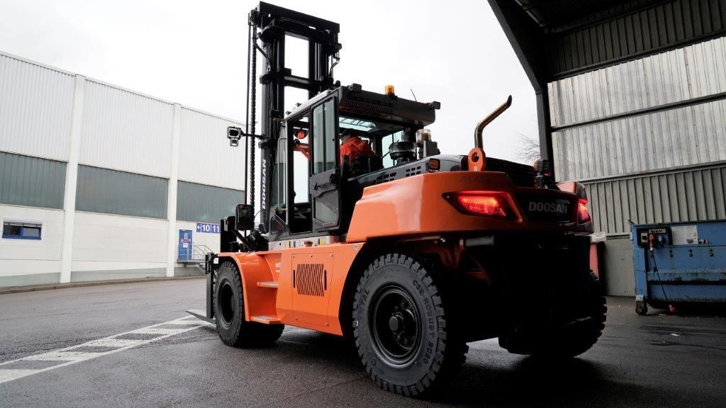 Doosan-trukit on suunniteltu kovaan ja pitkäkestoiseen käyttöön. Niitä käytetään tehonsa ja nopeutensa vuoksi yleisimmin painavan kuorman lastaukseen ja purkuun. Kysy tarjous sähköpostilla /puhelimella numerosta 0407458083 tai 0293700180