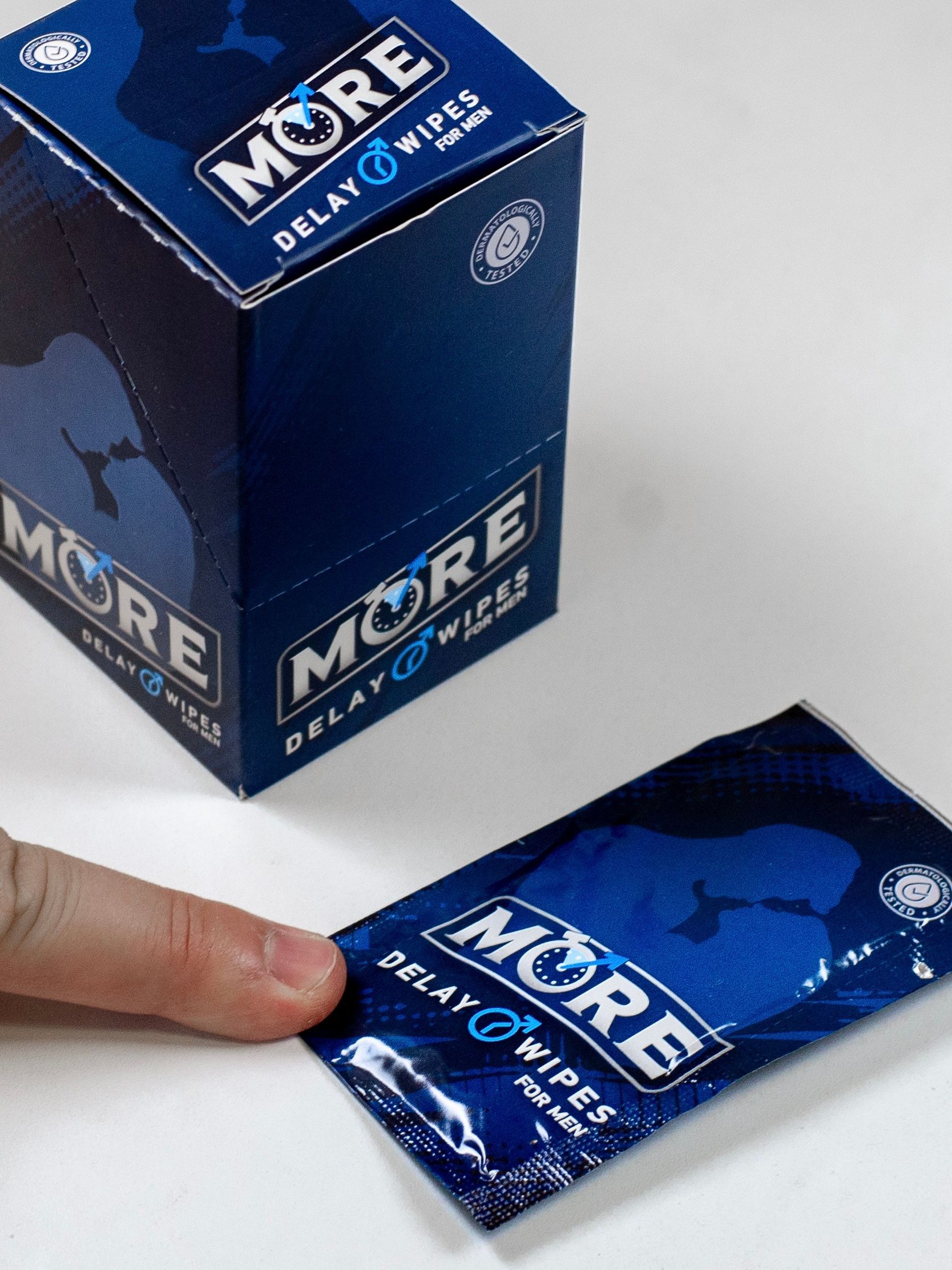 Eine Schachtel und eine Packung „MORE Verzögerungstücher“. Blaue Verpackung mit weisser Schrift.