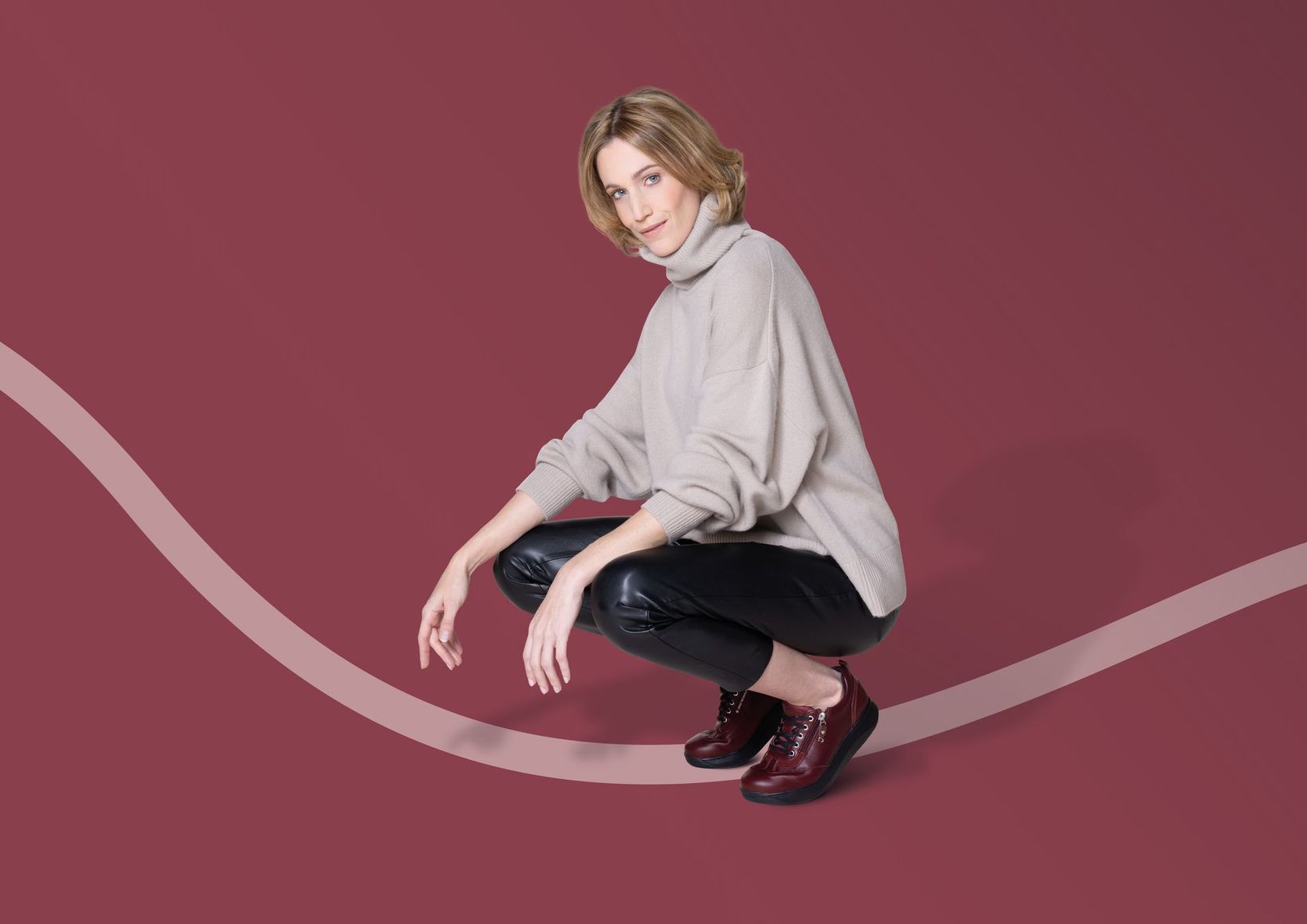 Eine blonde Frau posiert mit Joya Schuhen des Models Laura