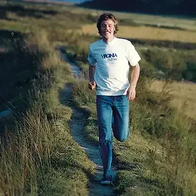 Ein Mann in einem Virginia-Shirt rennt einen Weg entlang
