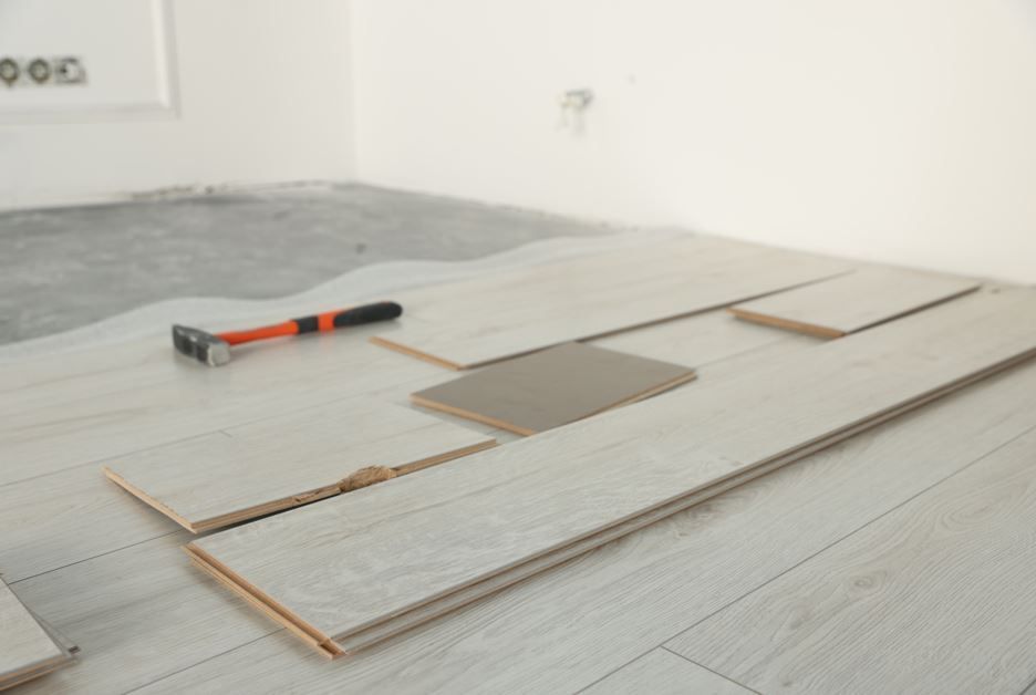 Instalación de suelo laminado en una habitación: tablones dispuestos
