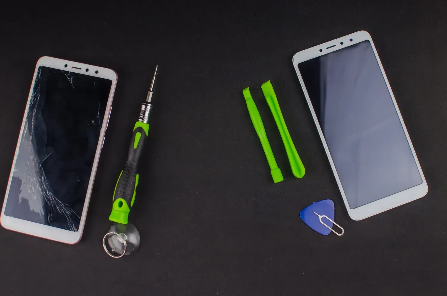 Primer plano de un destornillador colocado sobre los componentes internos abiertos