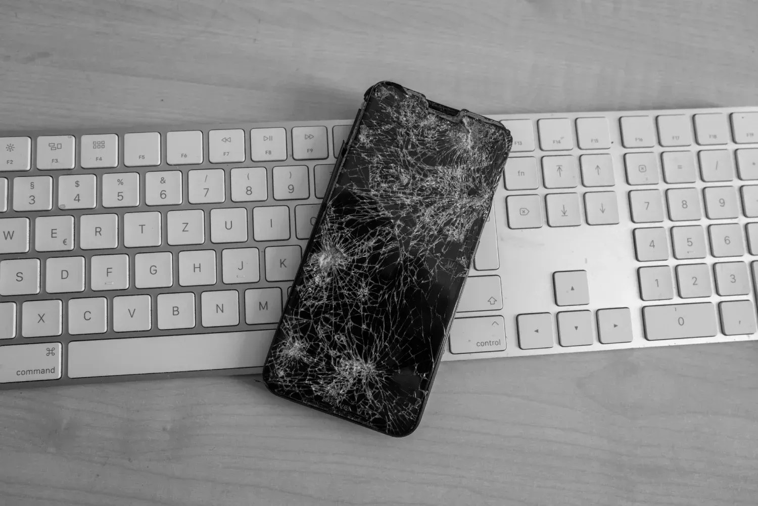 Dos teléfonos inteligentes están colocados horizontalmente sobre una superficie