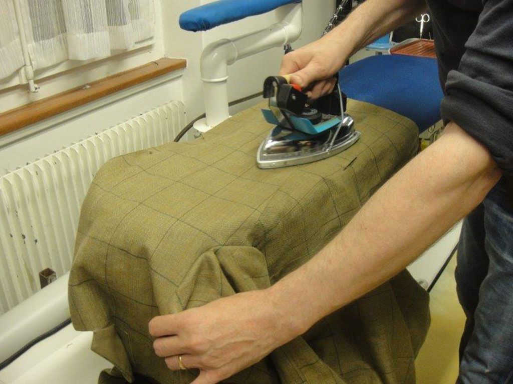 Von Hand bügeln - Mader AG - Textilreinigung - Bern