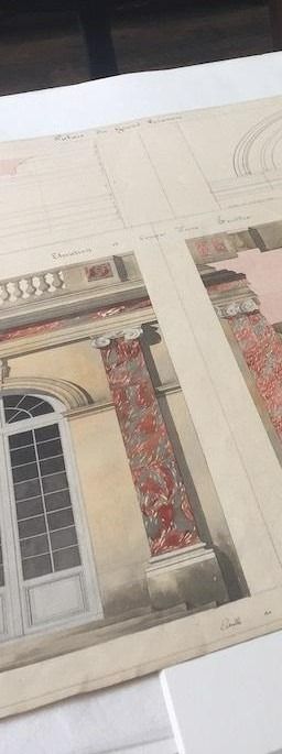 Dessin architectural d'une façade de bâtiment avec une grande fenêtre cintrée et des accents de marbre rouge.