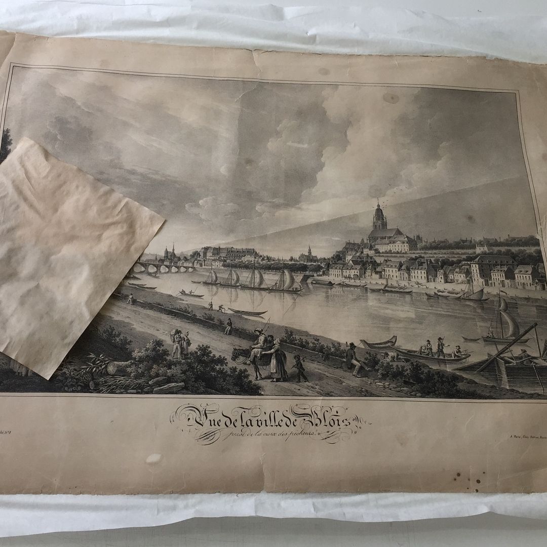 Gravure ancienne représentant un paysage urbain au bord d'une rivière, avec personnages et bateaux. Le titre Brodwille, Böhmen figure en bas au centre.