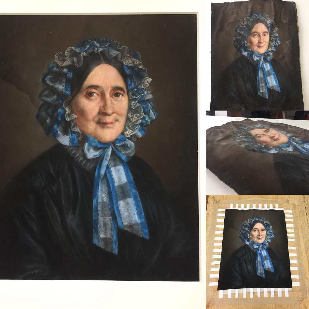 Portrait d'une femme portant un bonnet et un foulard bleus et blancs. Pastel sur papier noir.