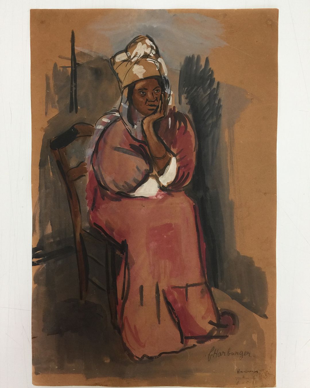 Une femme en robe rose est assise sur une chaise, la tête appuyée sur une main. Coiffe et châle couleur crème. Tons marron et beige.