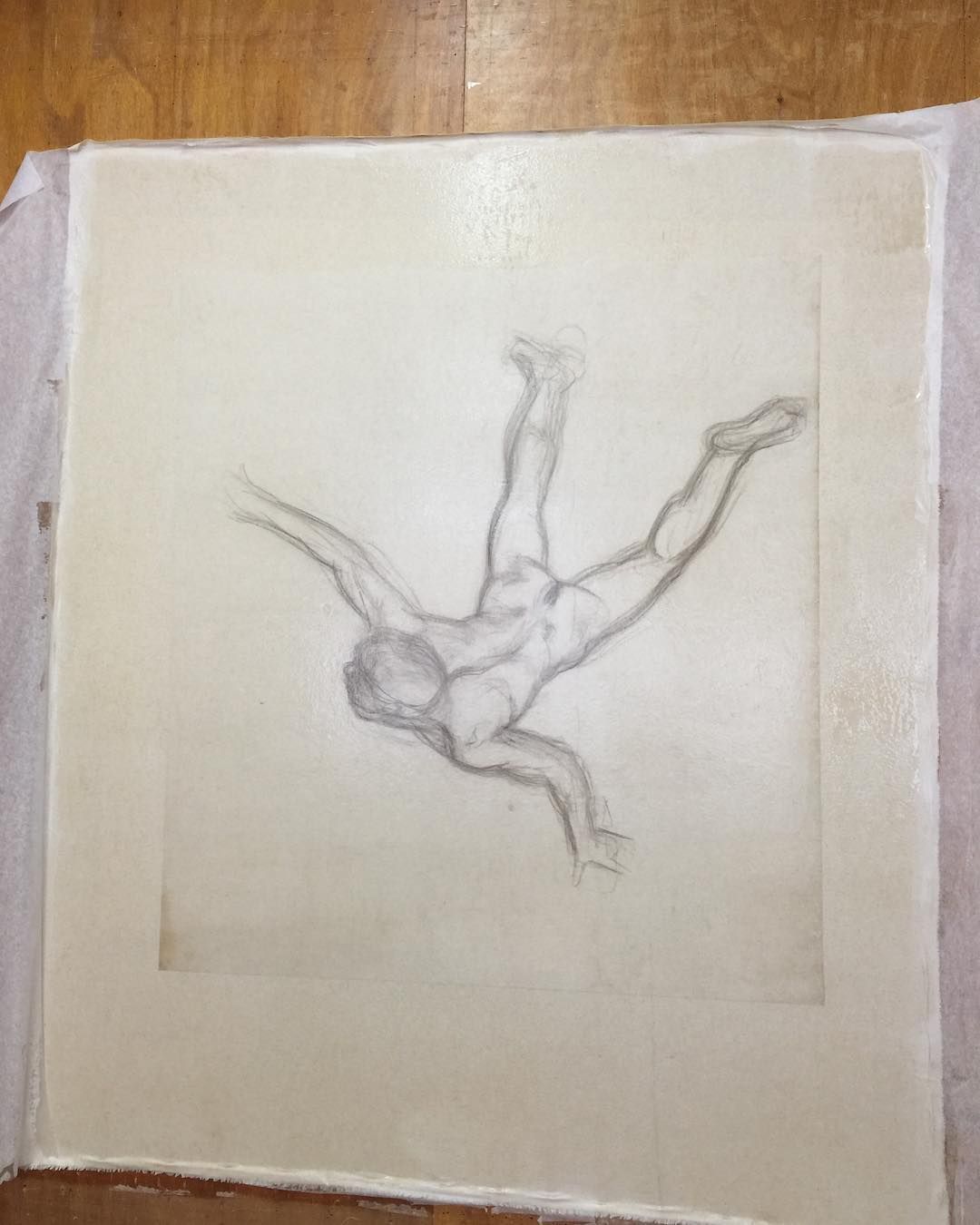 Croquis au crayon d'une figure humaine dans les airs, bras et jambes écartés, sur papier texturé.