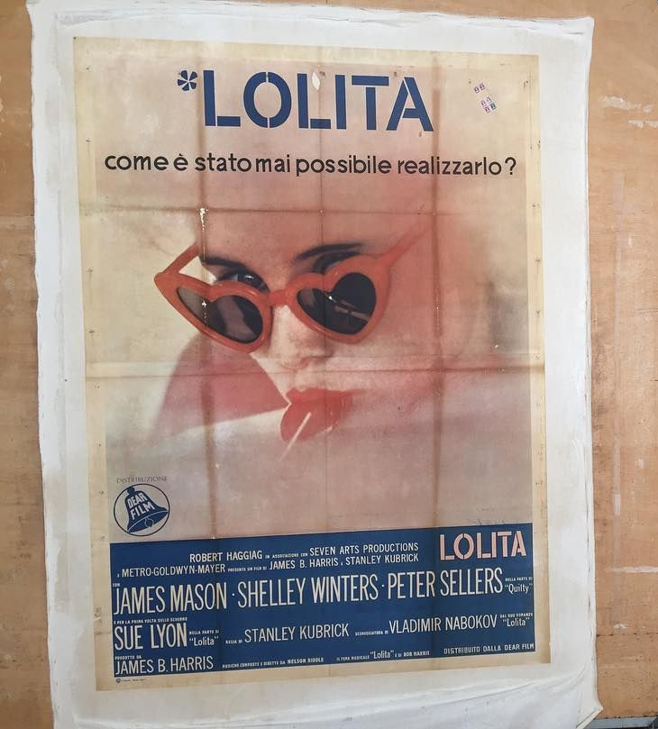 Affiche du film Lolita représentant une femme portant des lunettes de soleil en forme de cœur et une sucette. Texte en italien.