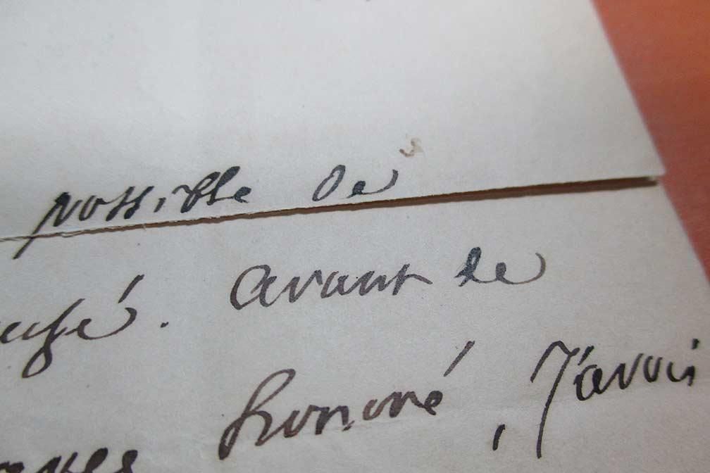 Gros plan sur un texte français manuscrit à l'encre noire sur papier blanc cassé.