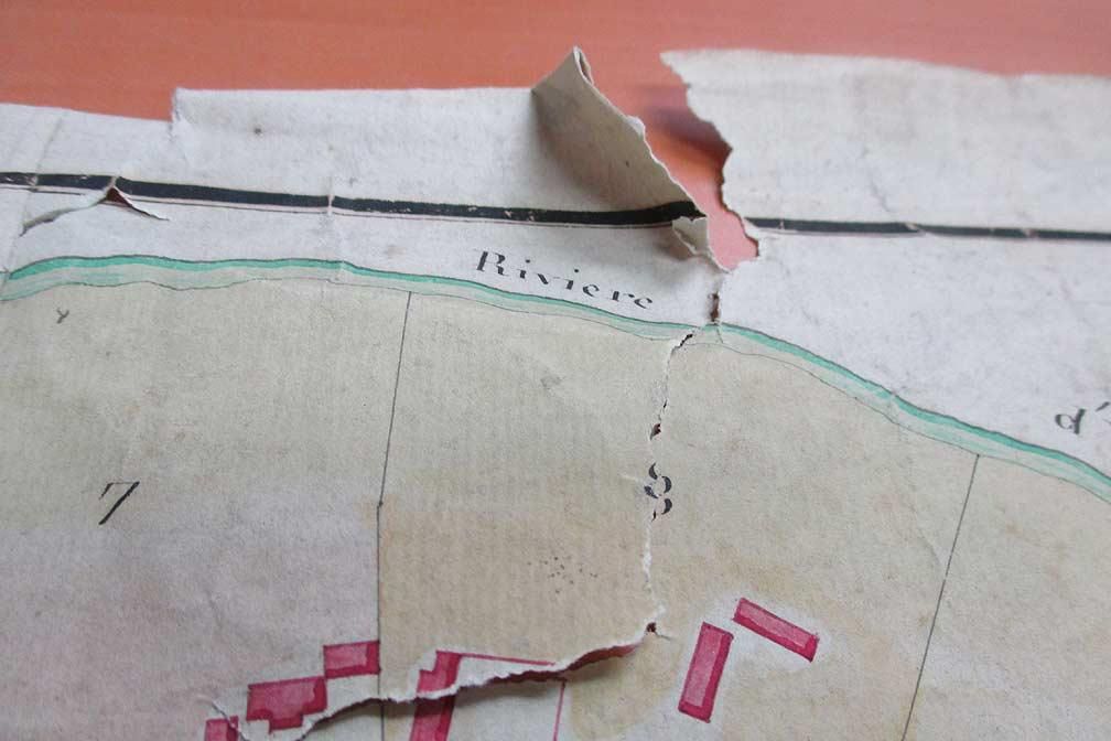 Gros plan sur une carte endommagée montrant une rivière.