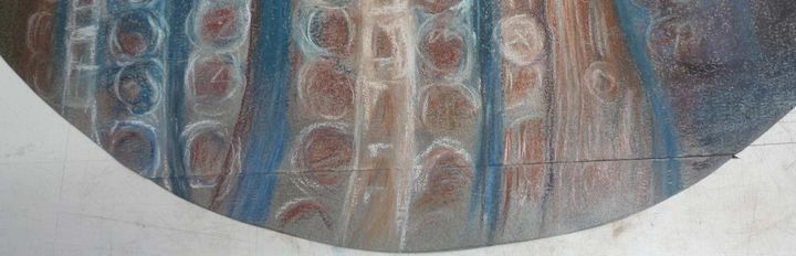 Œuvre d'art abstraite dans des tons de marron, bleu et blanc avec une forme circulaire, comportant des rangées de formes circulaires.
