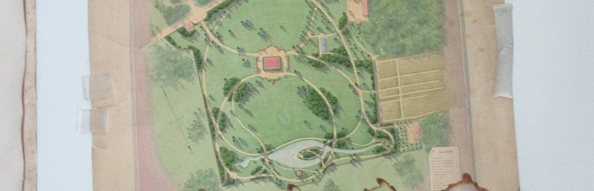 Plan aérien d'un parc avec un bâtiment central et des sentiers environnants, de l'herbe verte et des bordures marron clair.