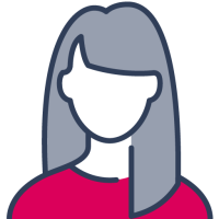 Femme aux cheveux gris et chemise rouge.