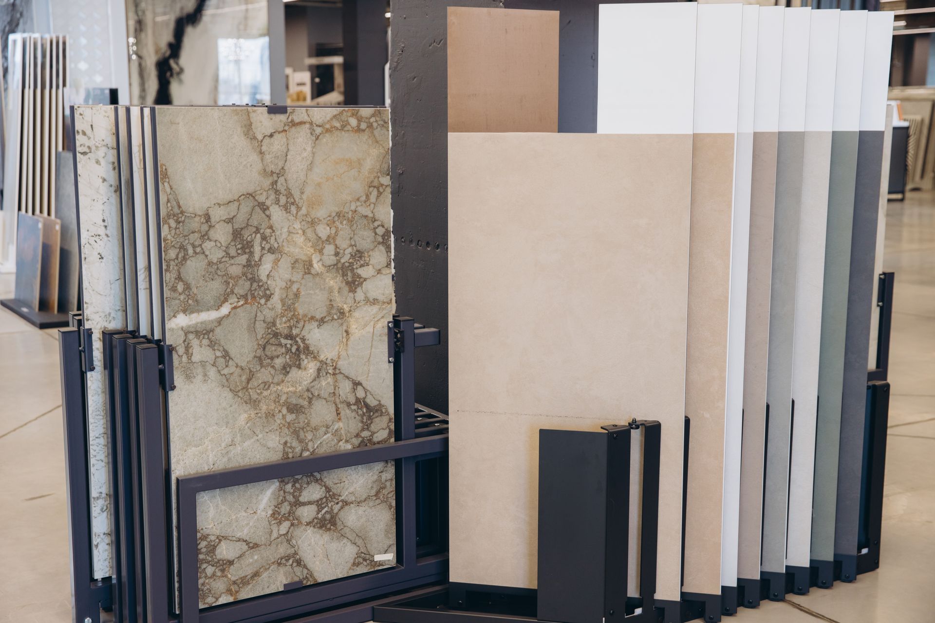 Présentoir d'échantillons de carrelage avec assortiment de dalles de pierre et de céramique aux couleurs neutres