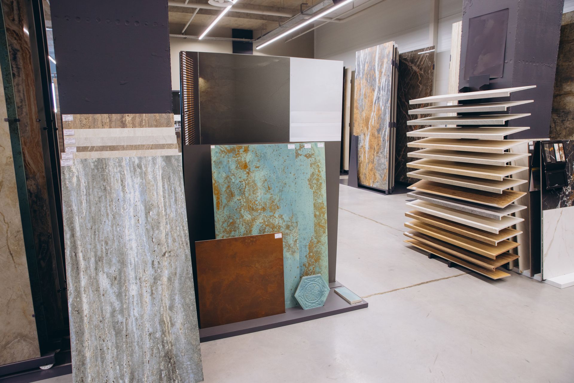 Des panneaux de pierres empilés dans un showroom