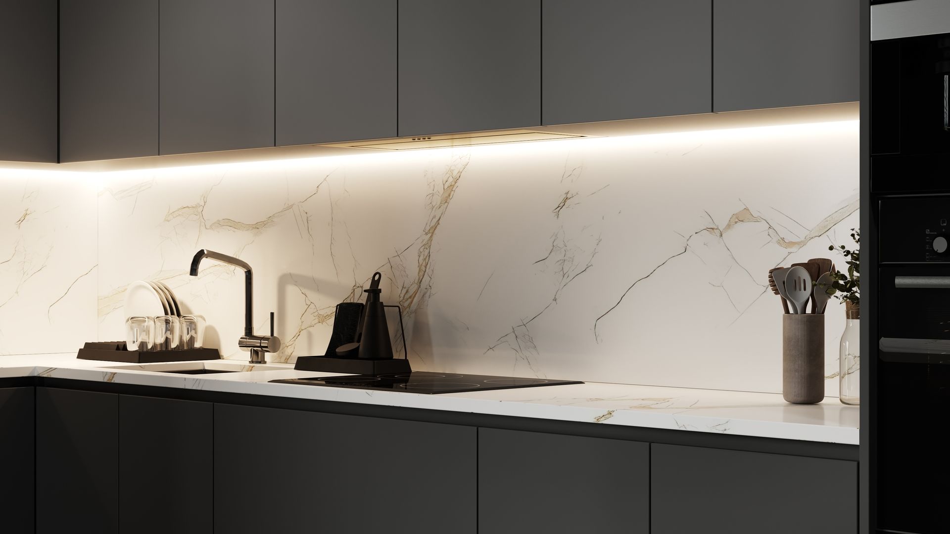 Cuisine moderne et minimaliste avec armoires en bois foncé, crédence en marbre, suspensions lumineuses et îlot central avec évier.