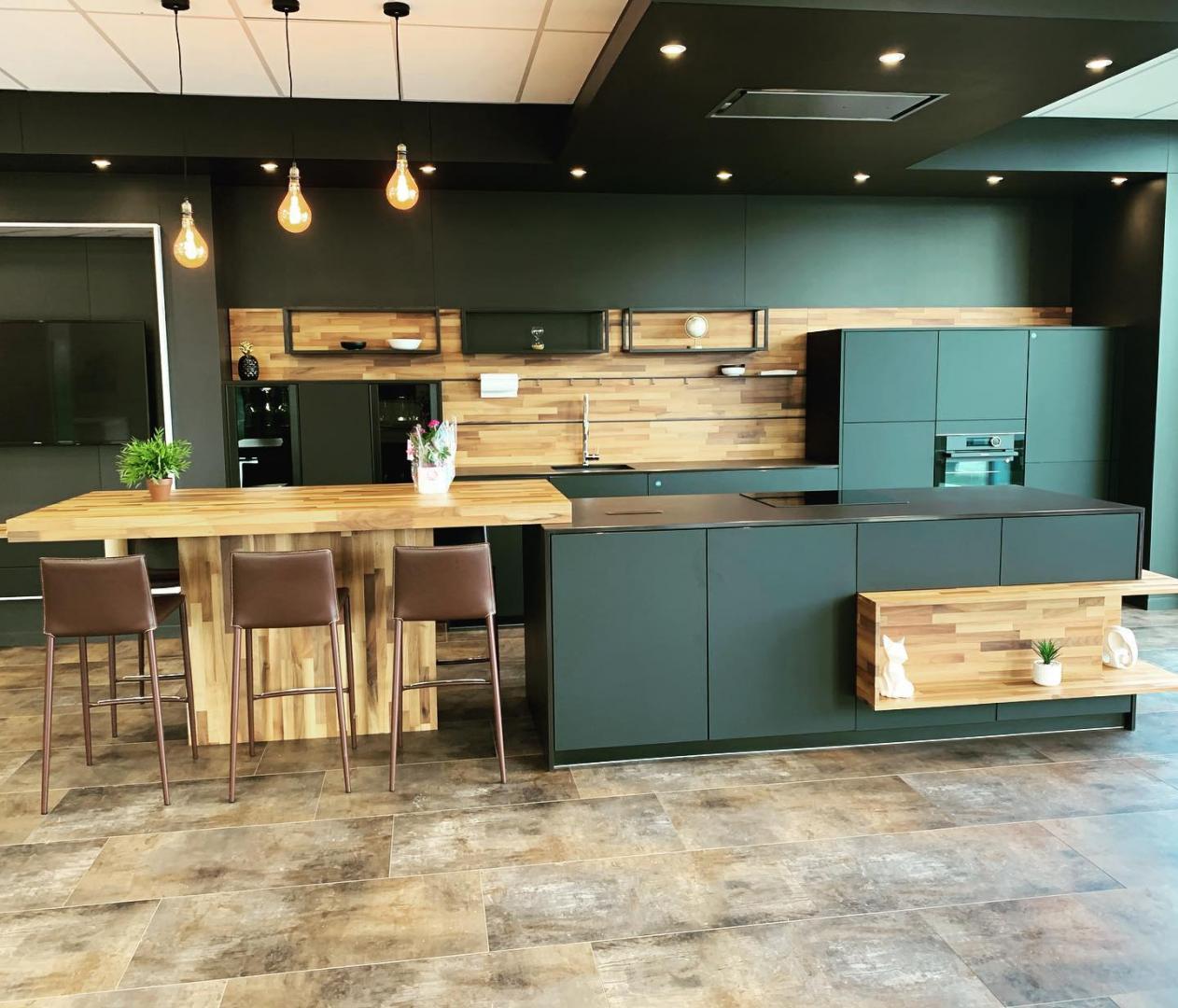 Intérieur de café moderne avec tables en bois, comptoir turquoise, luminaires suspendus et sol en béton poli
