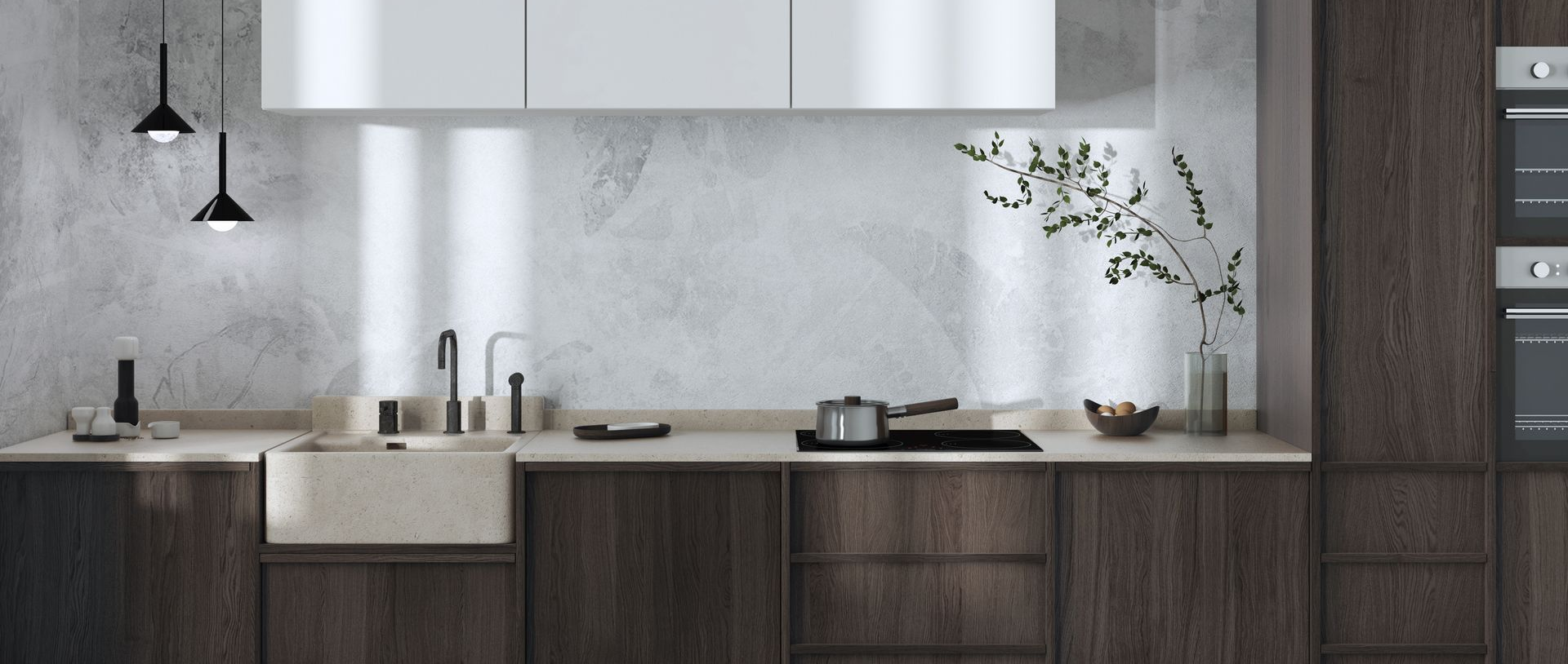 Cuisine moderne et minimaliste avec armoires en bois foncé, crédence en marbre, suspensions lumineuses et îlot central avec évier.