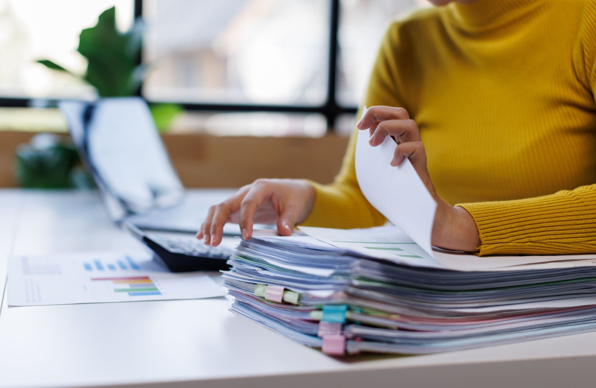 Pile de dossiers en train d'être lue