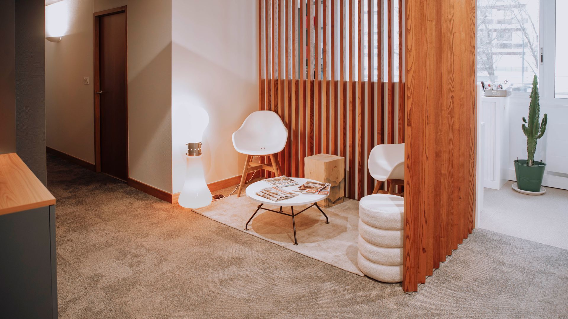 Couloir avec chaises et table basse