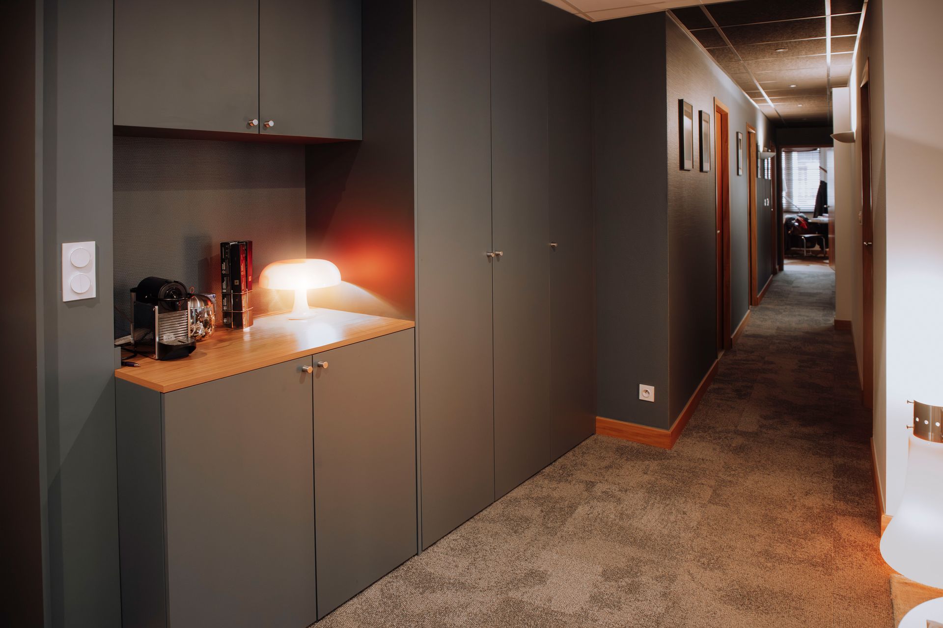 Couloir avec meubles de rangement