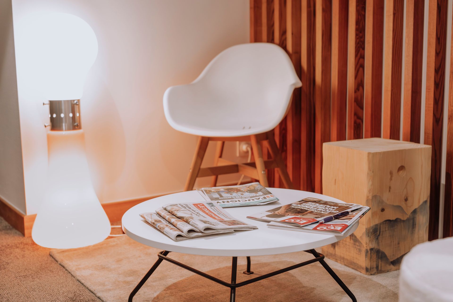 Chaise blanche suédoise devant une table basse