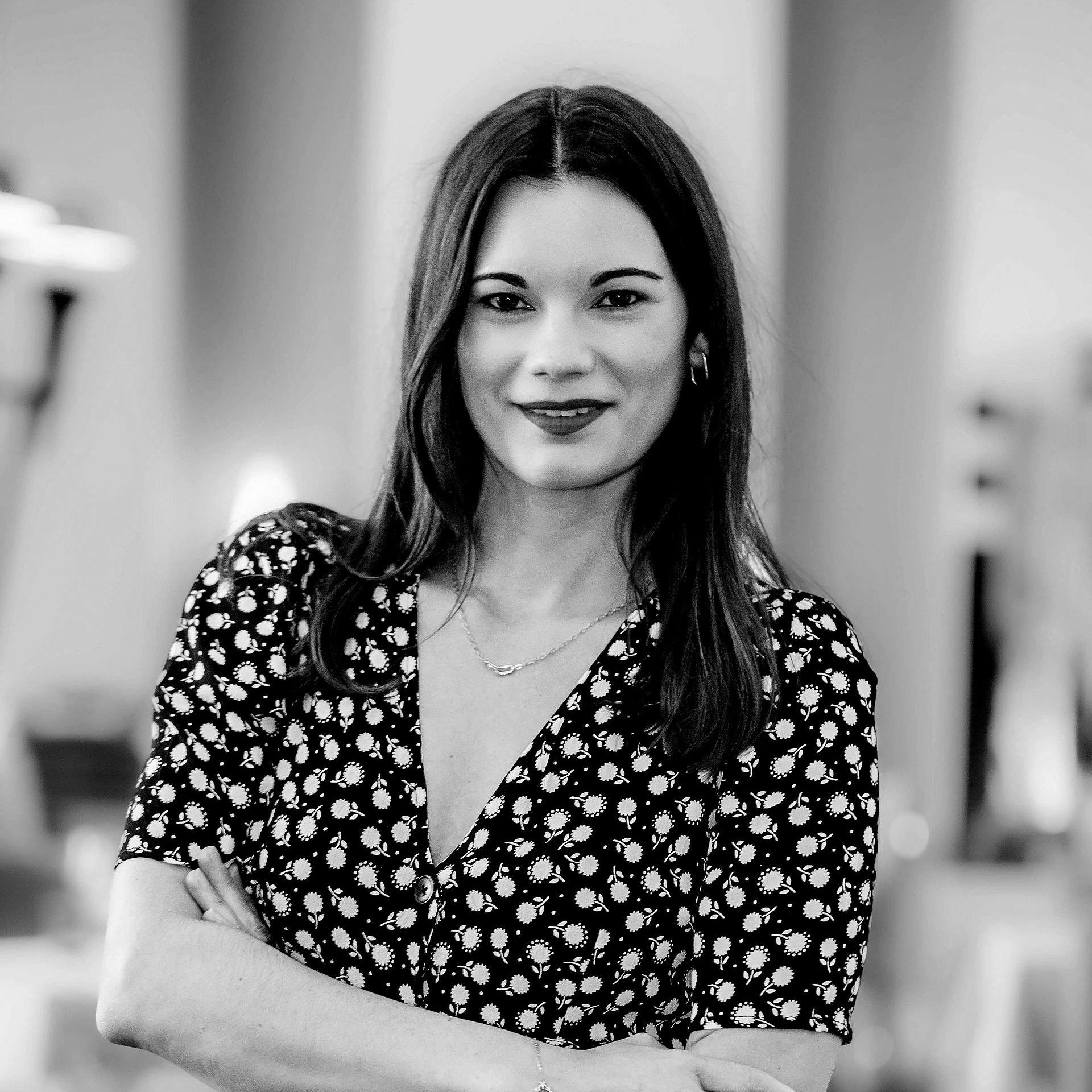 Maître Justine PEQUIGNOT dans un couloir