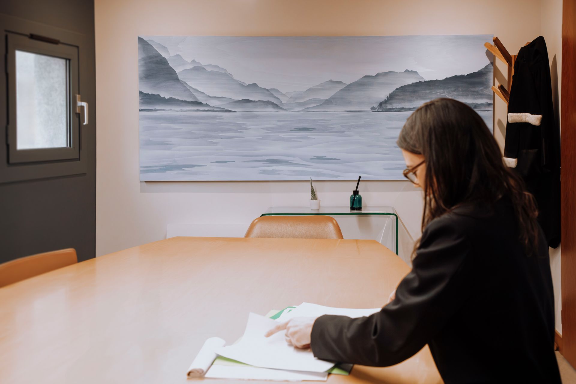 Tableau du lac d'Annecy sur formes de gris