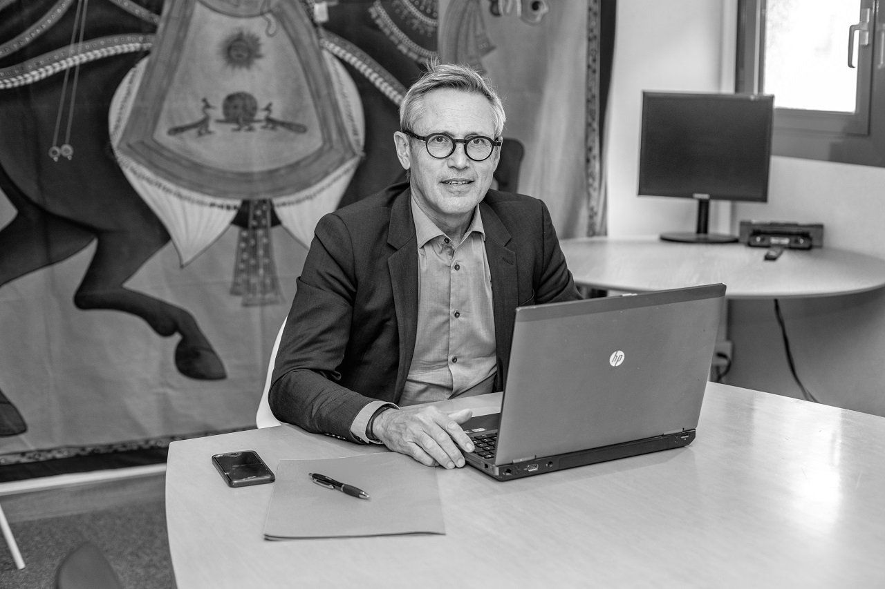 Maître Pascal BURDET devant un PC portable