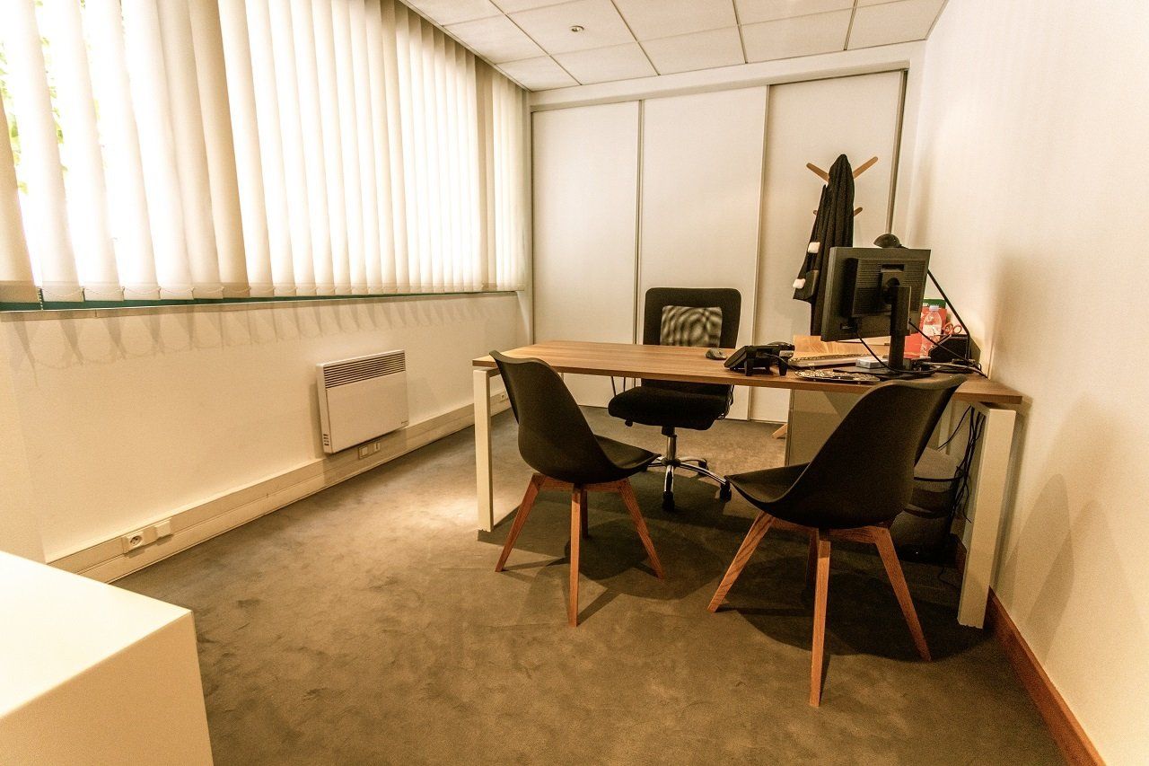 Bureau avec deux chaises suédoises noires