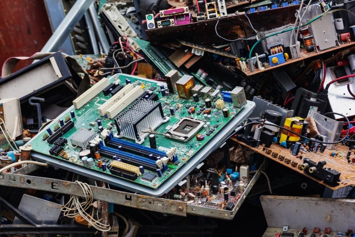 Pila de placas de circuitos y componentes electrónicos desechados.