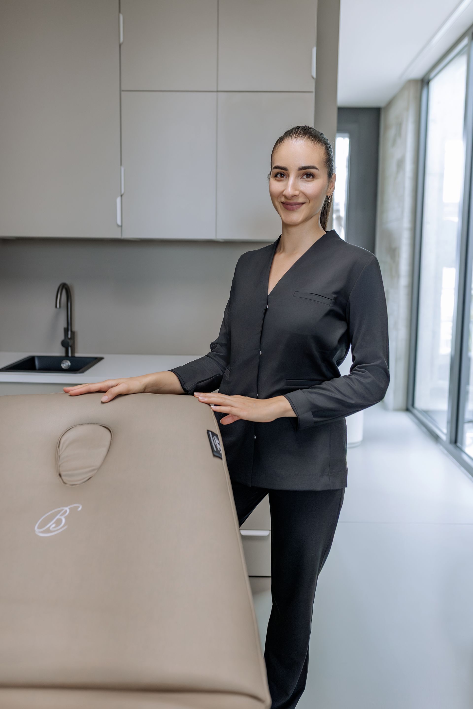 Sibel Olgun steht neben der Behandlungsliege Sibel Olgun steht neben der Behandlungsliege