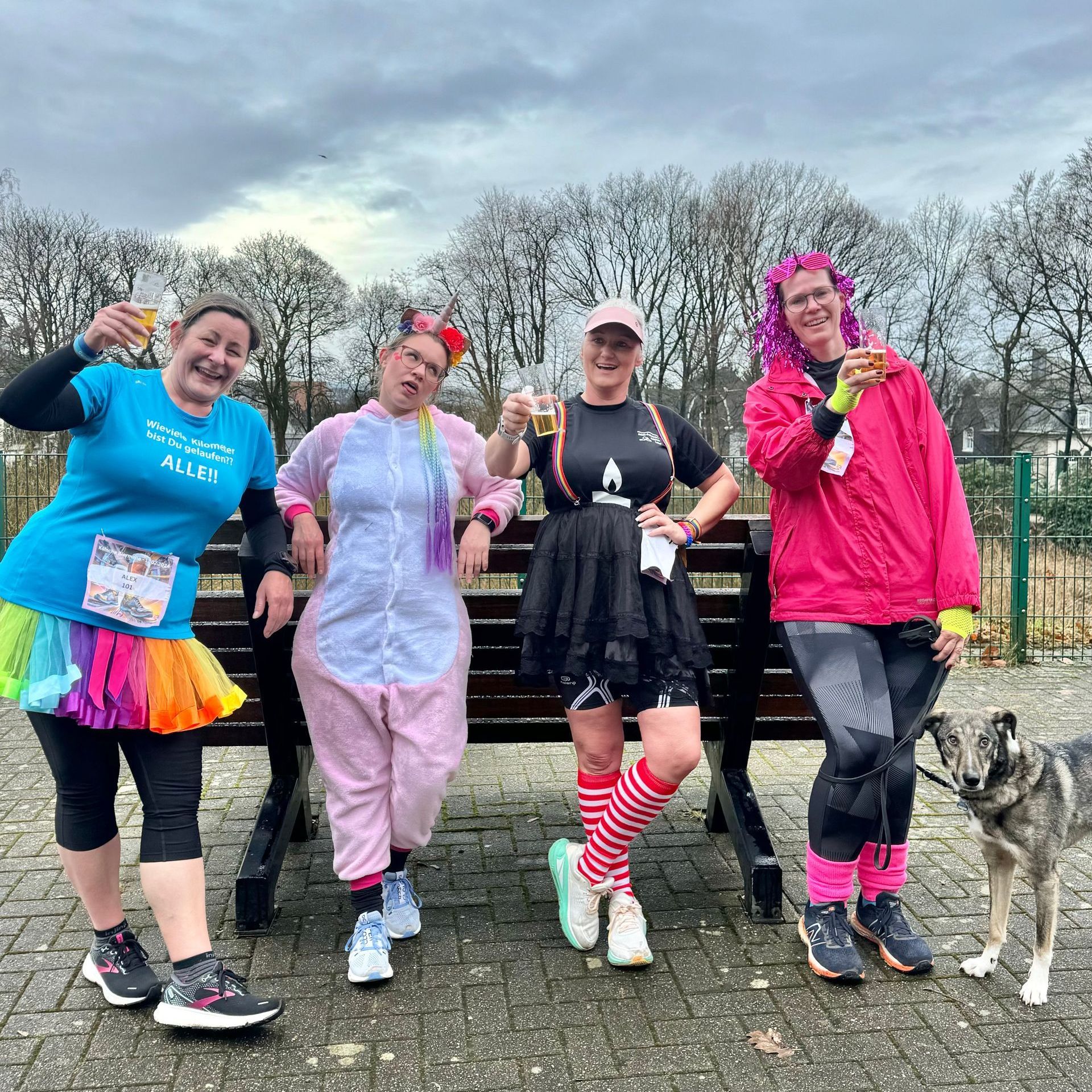 In der Ferne ist durch die Bäume eine Stadt zu sehen.