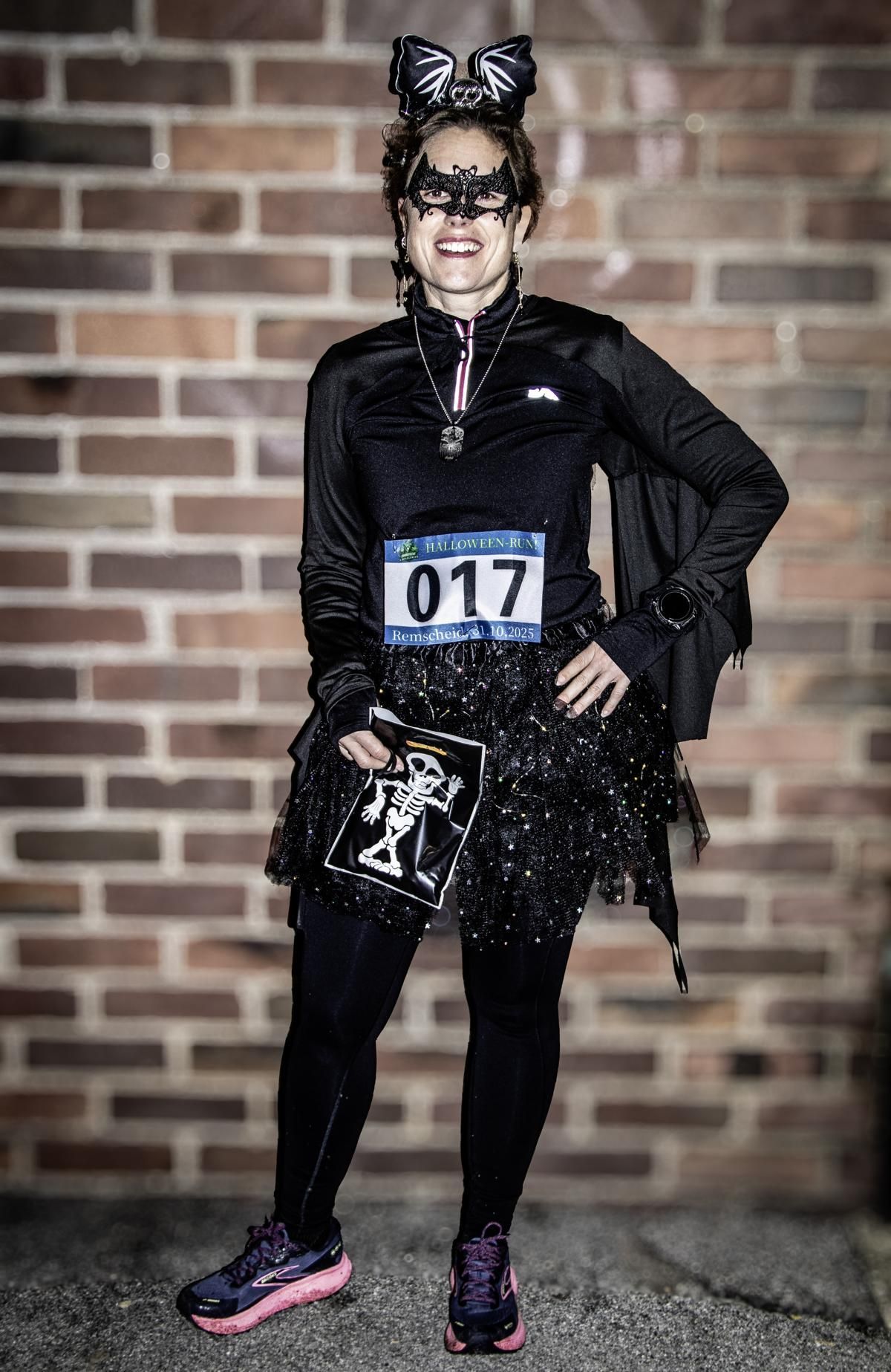 Zwei Frauen in Kostümen posieren im Freien: eine als Marienkäfer, die andere in Steampunk-Kleidung.