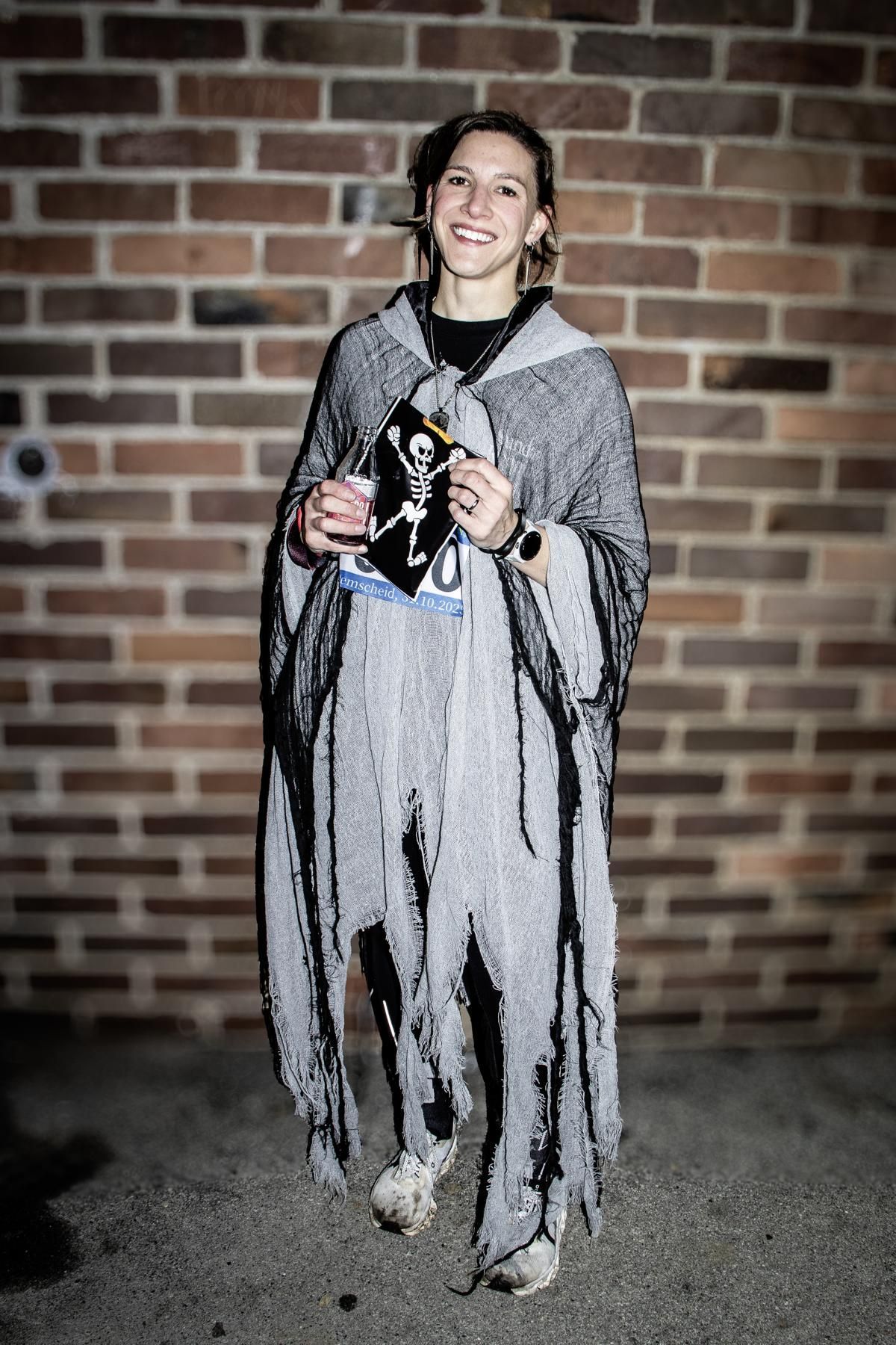 Schild zum Spendenlauf für krebskranke Kinder mit Pflanzenlogo und blauem Text.