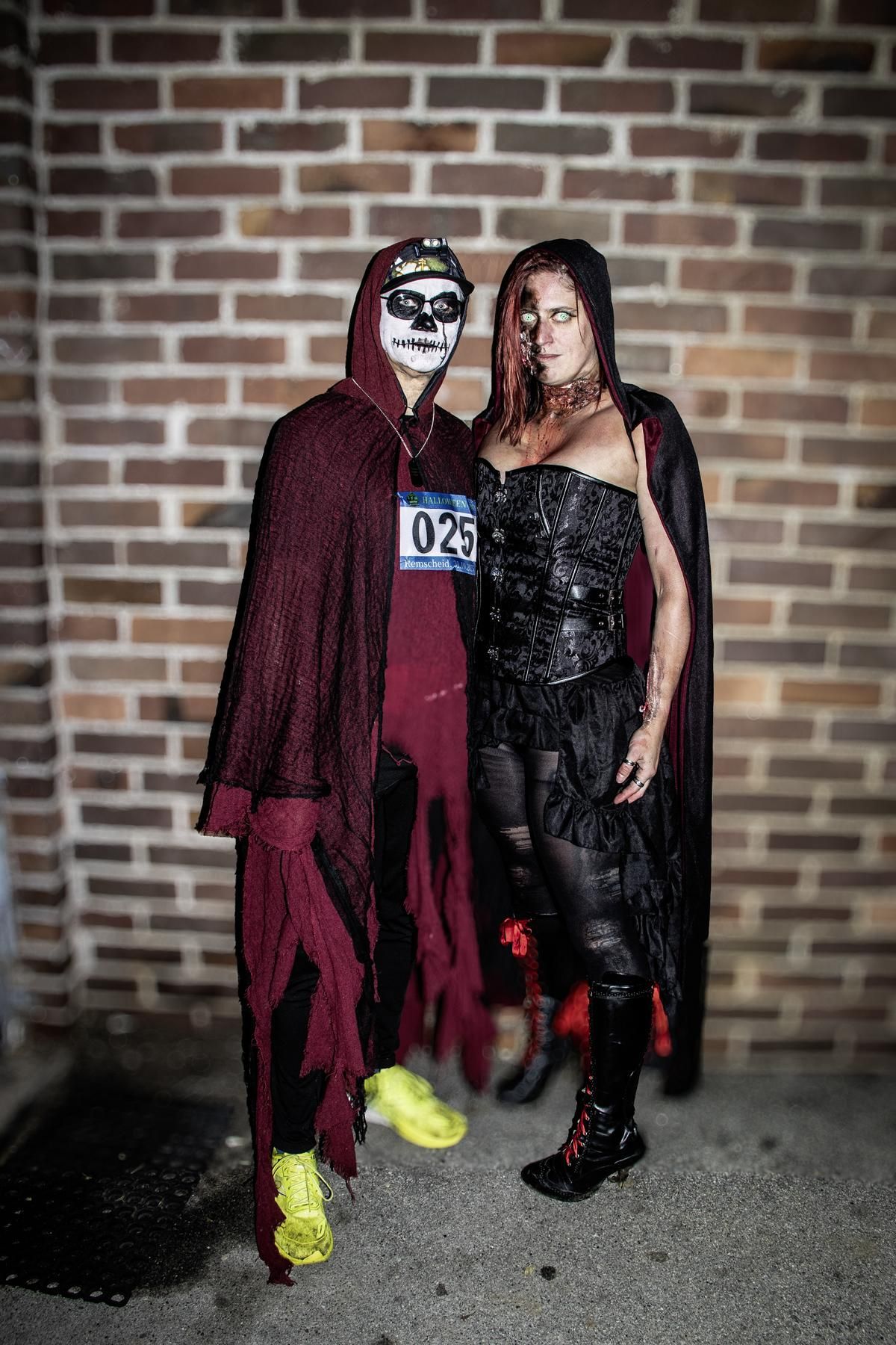 Ein Tisch im Freien mit Snacks: Pizzastücke, Brownies am Stiel und grüne Spieße.