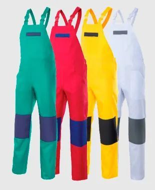 Cuatro monos de diferentes colores están alineados uno al lado del otro.