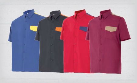 Cuatro camisas de diferentes colores están colocadas una al lado de la otra sobre un fondo blanco.