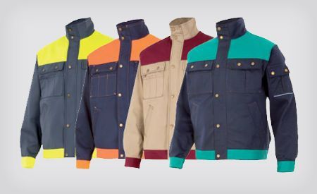 Cuatro chaquetas de diferentes colores están alineadas en fila sobre un fondo blanco.