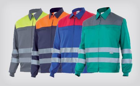 Un grupo de chaquetas con rayas reflectantes están alineadas en fila.