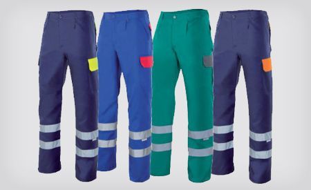 Un grupo de pantalones con rayas reflectantes en el lateral.