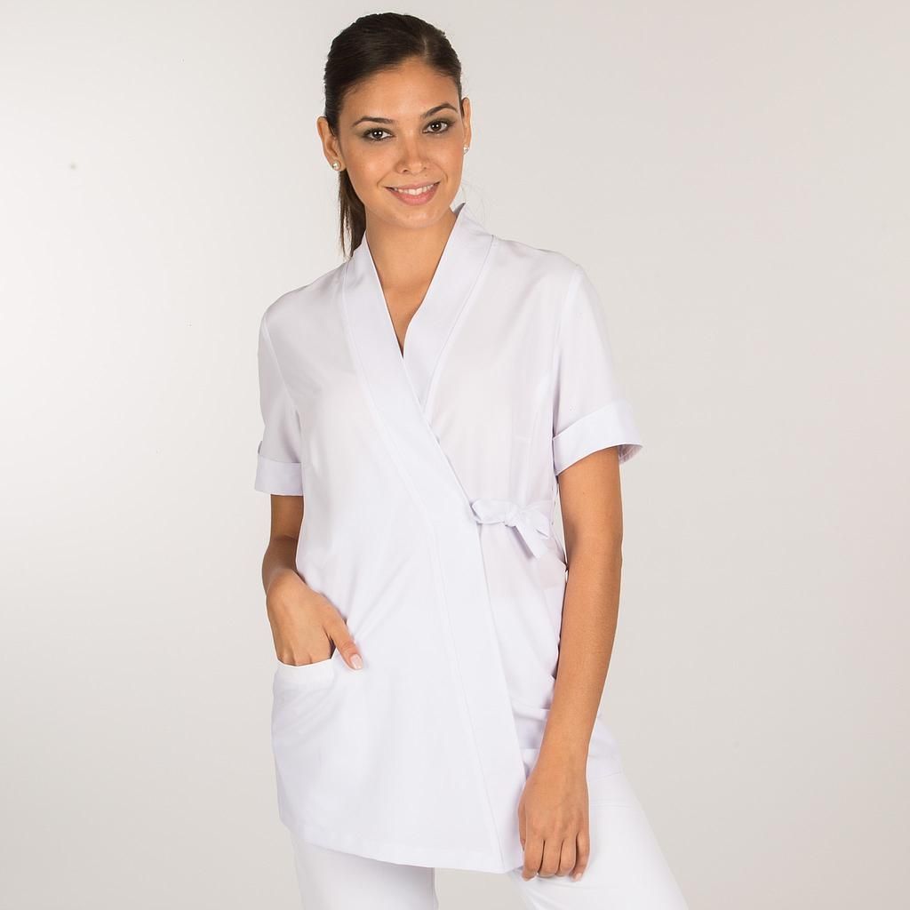 Una mujer lleva un kimono blanco y pantalones blancos.