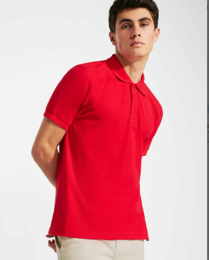 Un hombre lleva un polo rojo y pantalones color caqui.