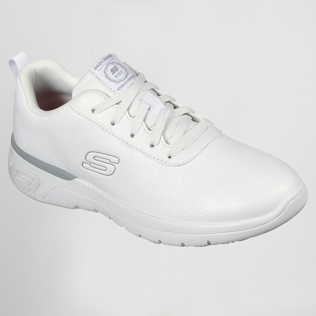Un par de zapatos Skechers blancos sobre un fondo blanco.