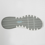 Un primer plano de la suela de un zapato sobre un fondo blanco.