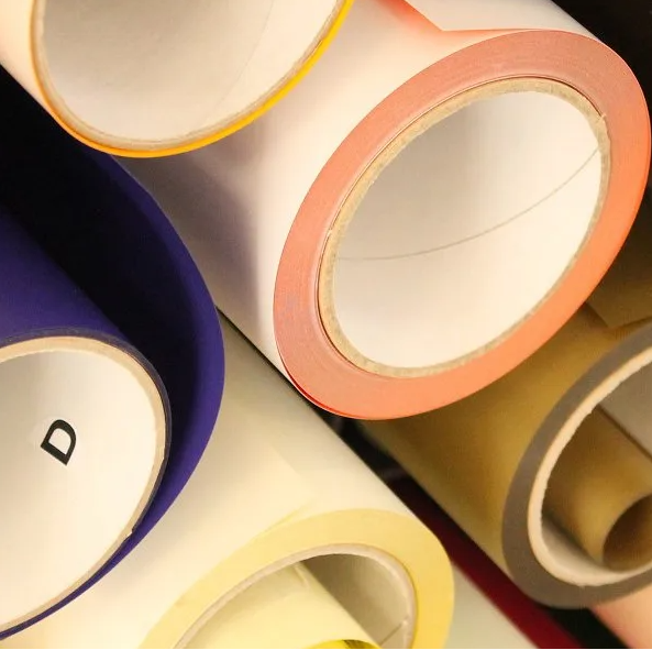 Un rollo de cinta con la letra d