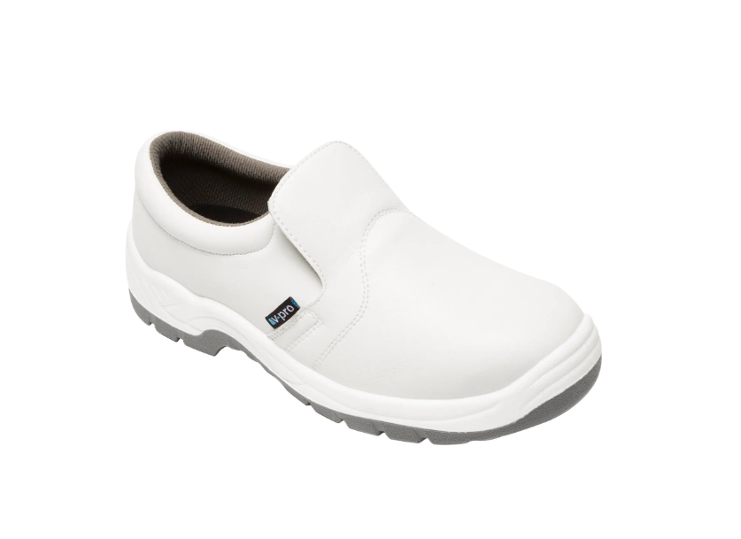 Un par de zapatos de seguridad blancos sobre un fondo blanco.